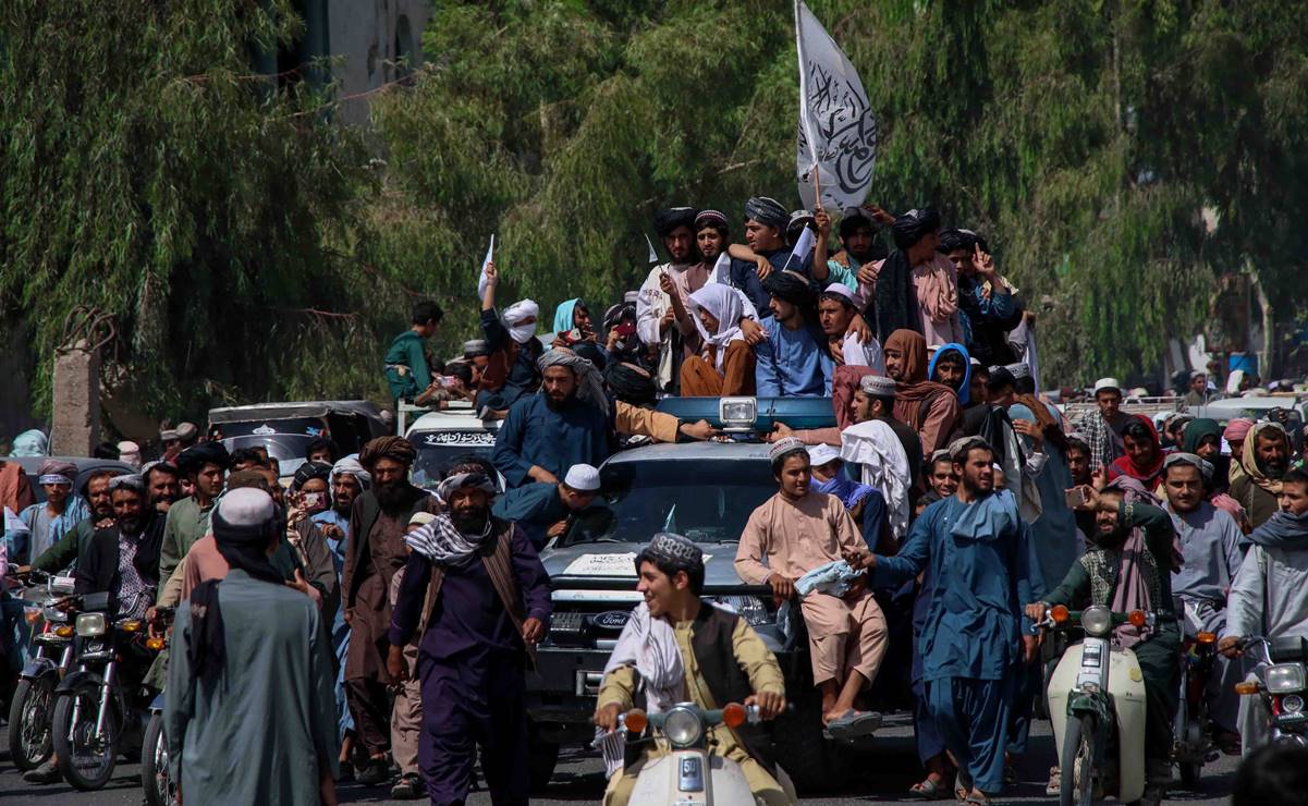 Con bocinazos y desfiles, talibanes celebran la retirada de las tropas extranjeras