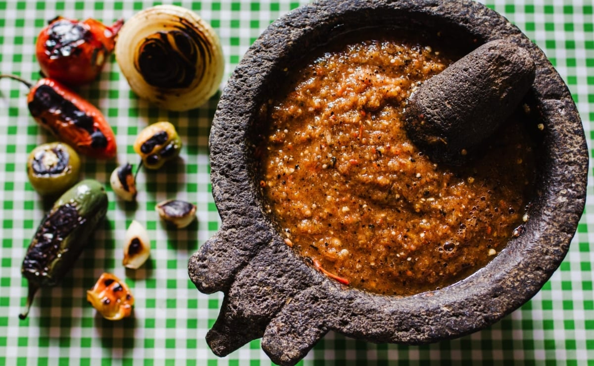 Tres salsas mexicanas que puedes hacer en molcajete
