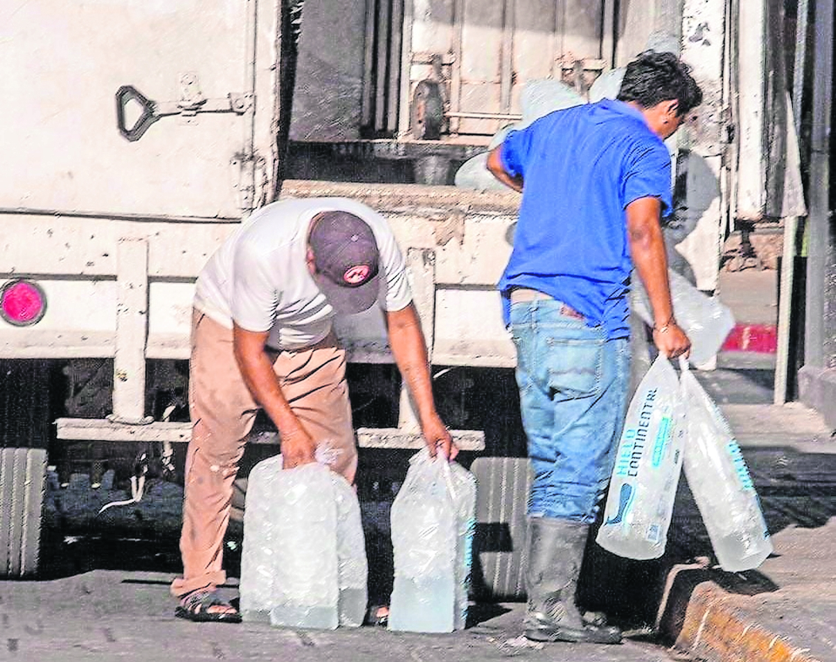 Apagones y falta de agua pegan a la producción de hielo, esperan que se normalice en julio