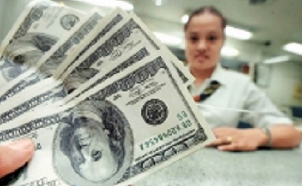 Dólar retoma camino al alza, se vende en 16.48 en bancos