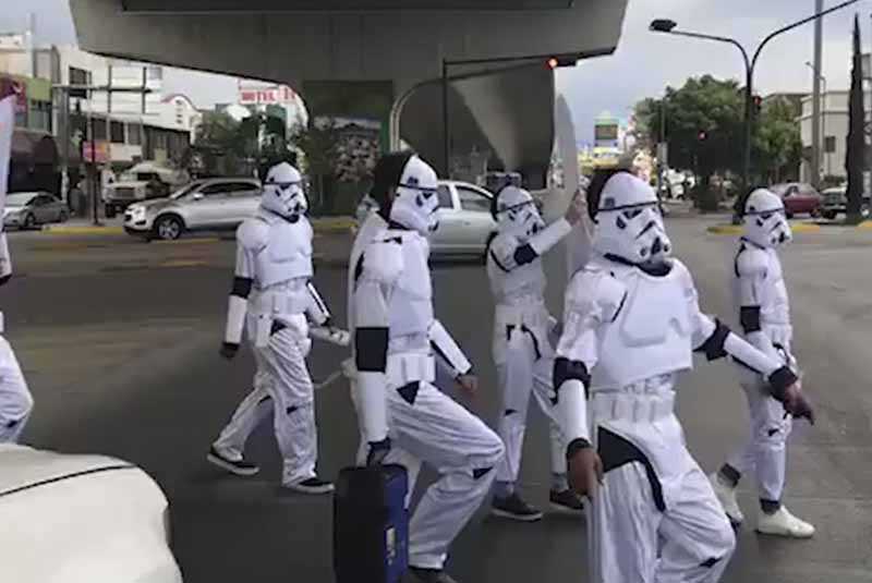 Candidato hace bailar Scooby Do Pa Pa a Stormtroopers