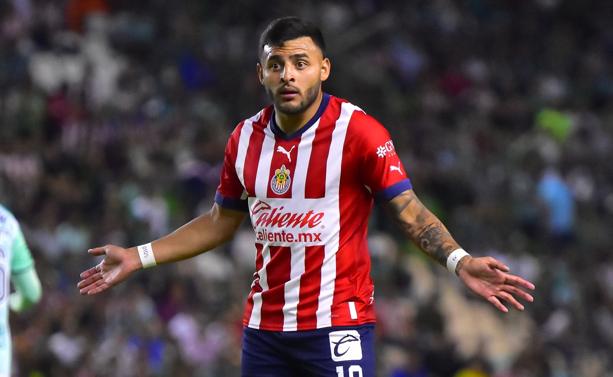 Alexis Vega explota contra sus detractores y niega que la playera de Chivas le haya pesado