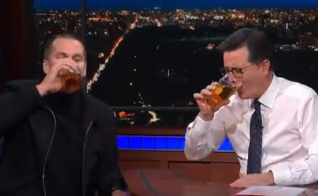 Tom Brady demuestra sus habilidades para beber cerveza