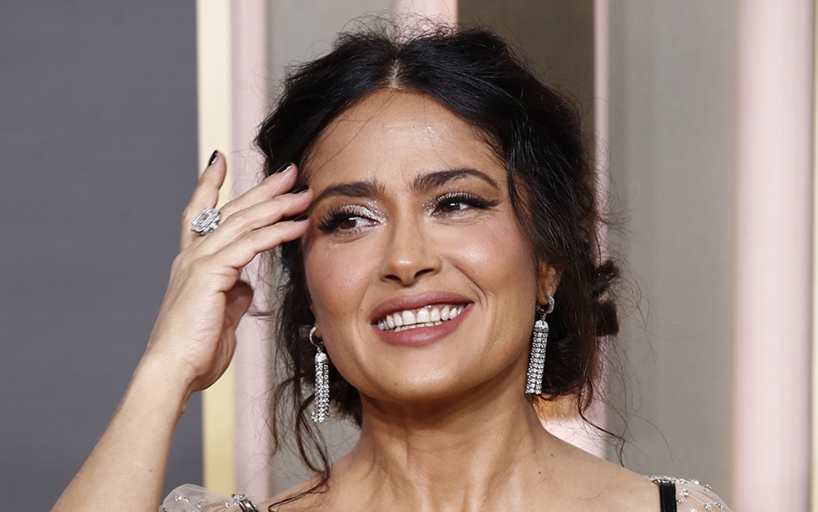 Salma Hayek, de 56 años, se roba todos los suspiros al lucir impresionante junto al mar