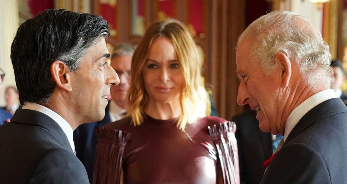 Stella McCartney besa al rey Carlos III entre nervios y olvido del protocolo