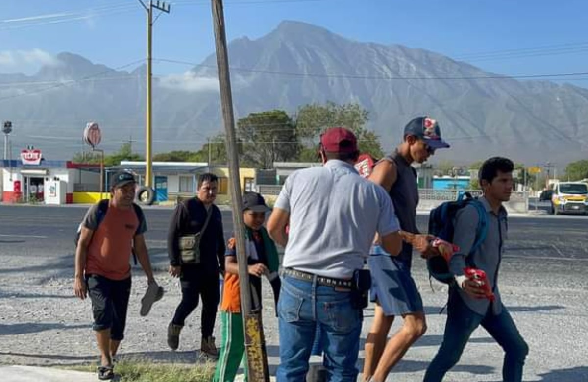 Apoyan con alimento, transporte y hospedaje a migrantes varados en Mina, Nuevo León