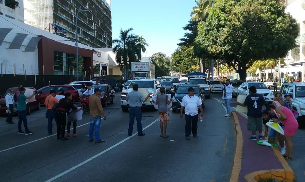 Niños con cáncer bloquean Costera Miguel Alemán, en Acapulco