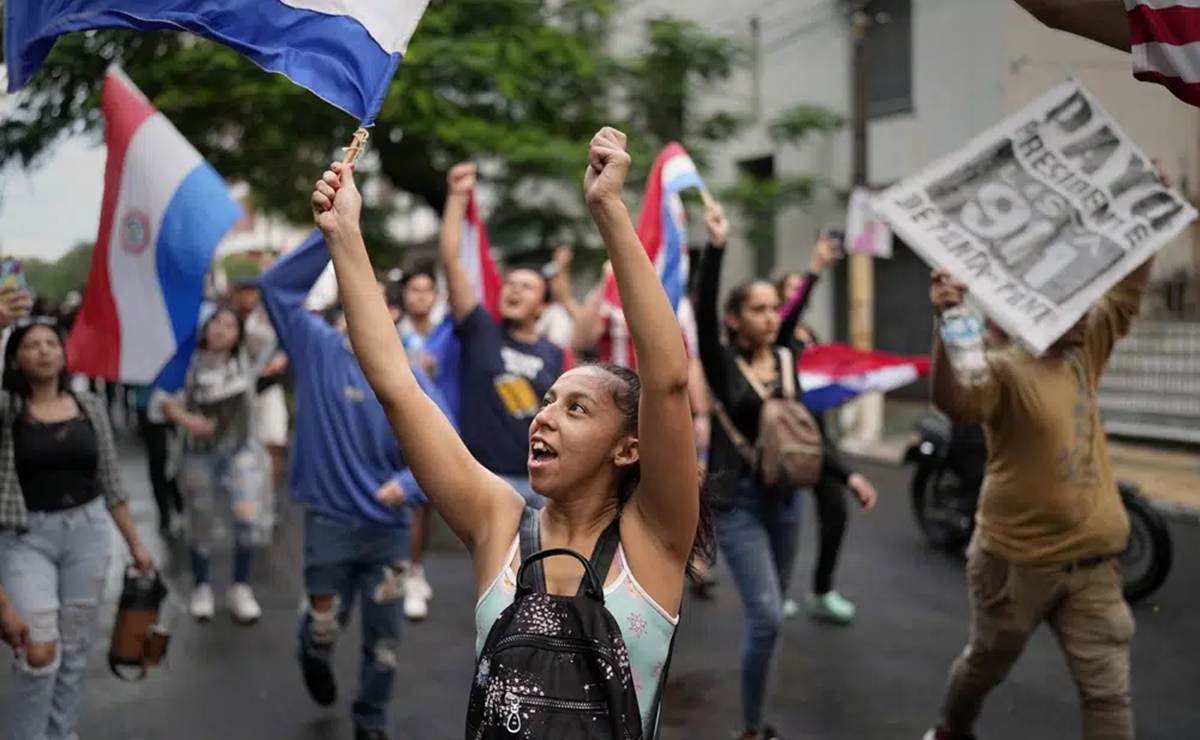 Opositores protestan en Paraguay por supuesto fraude electoral tras victoria de Santiago Peña