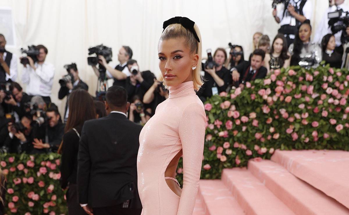 Hailey Bieber luce irreal figura con pequeño bikini blanco para calendario