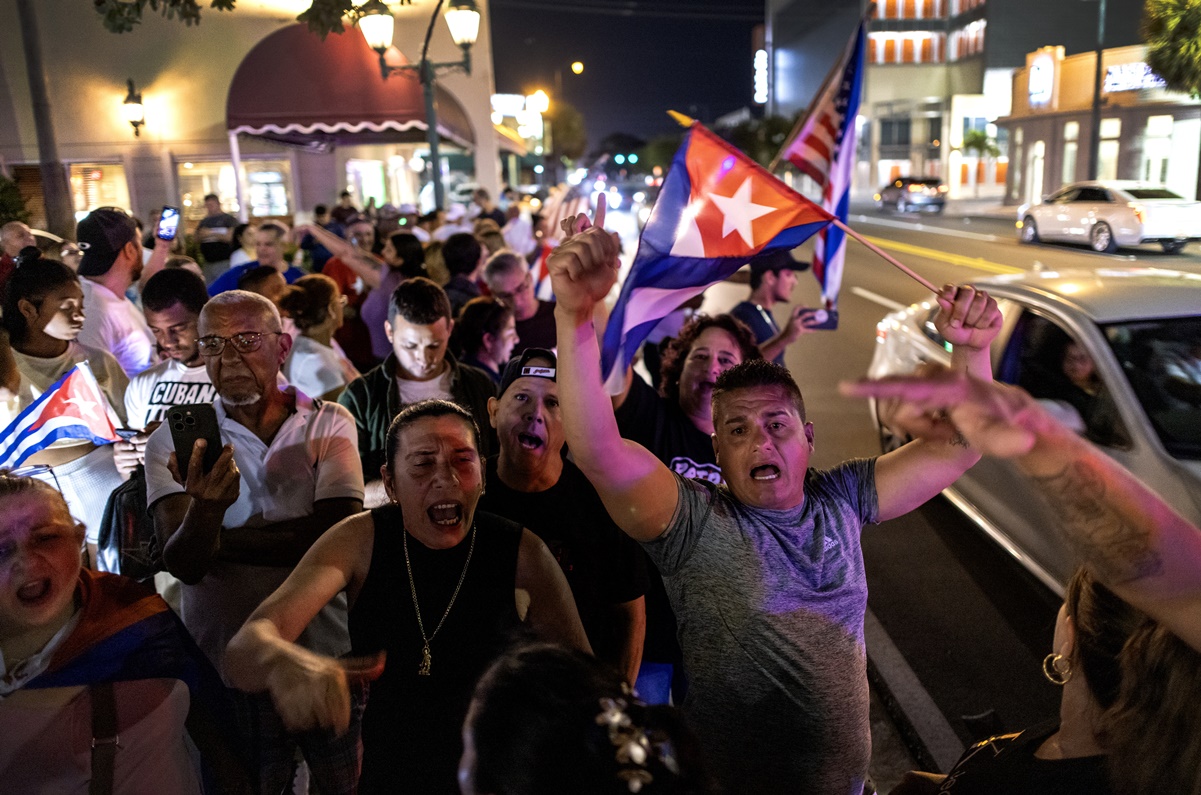 Cubanos en Miami protestan por valla que compara a Trump con Fidel Castro