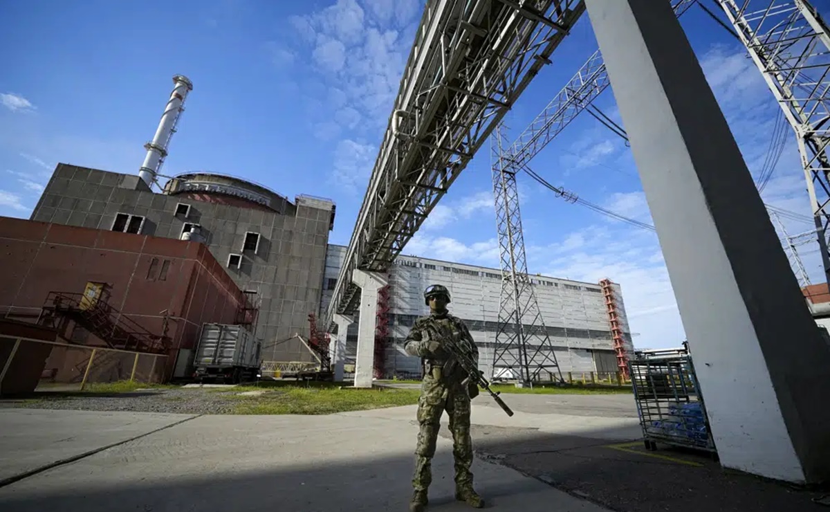 Central de Zaporiyia estuvo "al borde de accidente nuclear" por corte de suministro, dice Ucrania