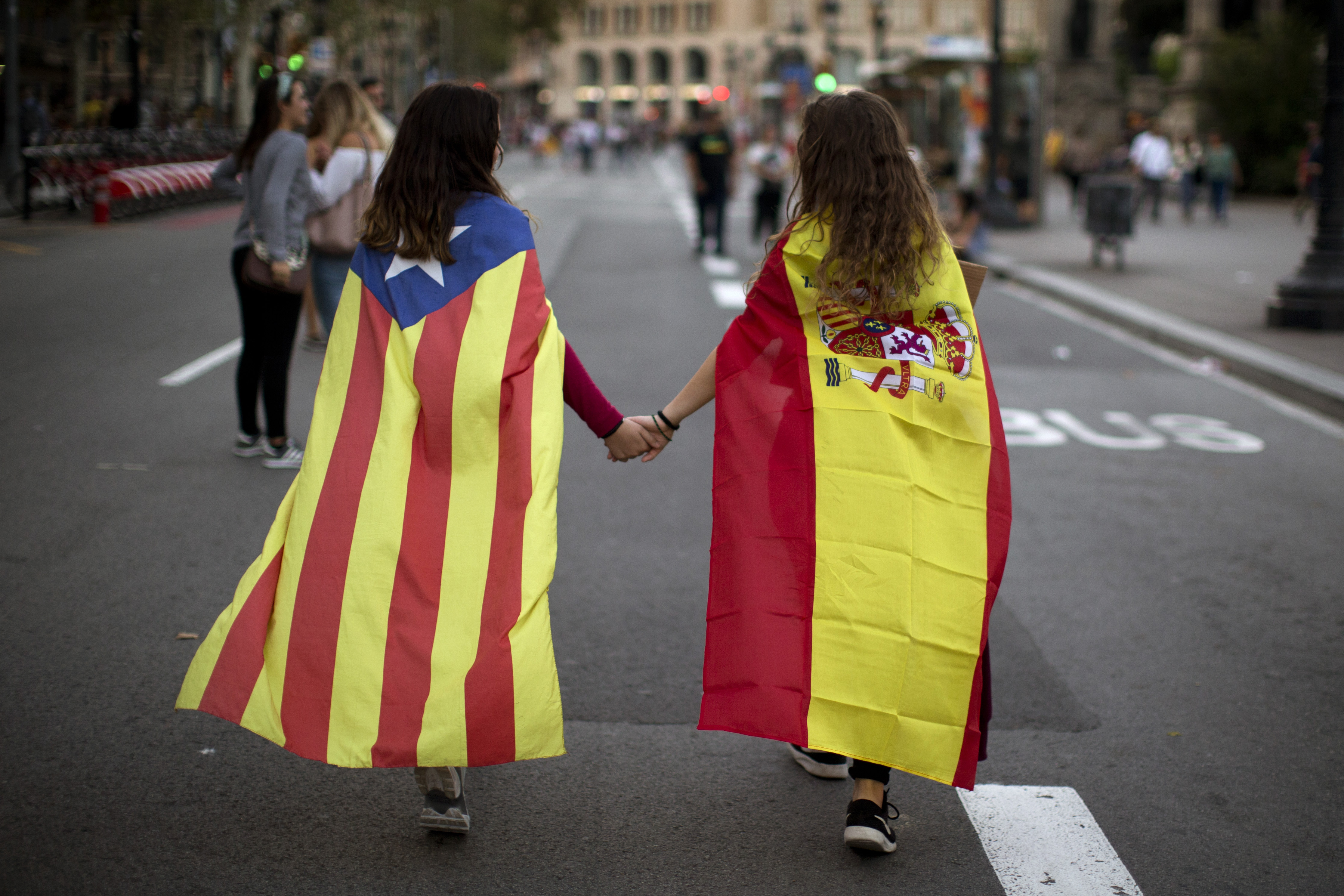 Gobierno español mantiene presión pero pide disculpas por heridos en Cataluña