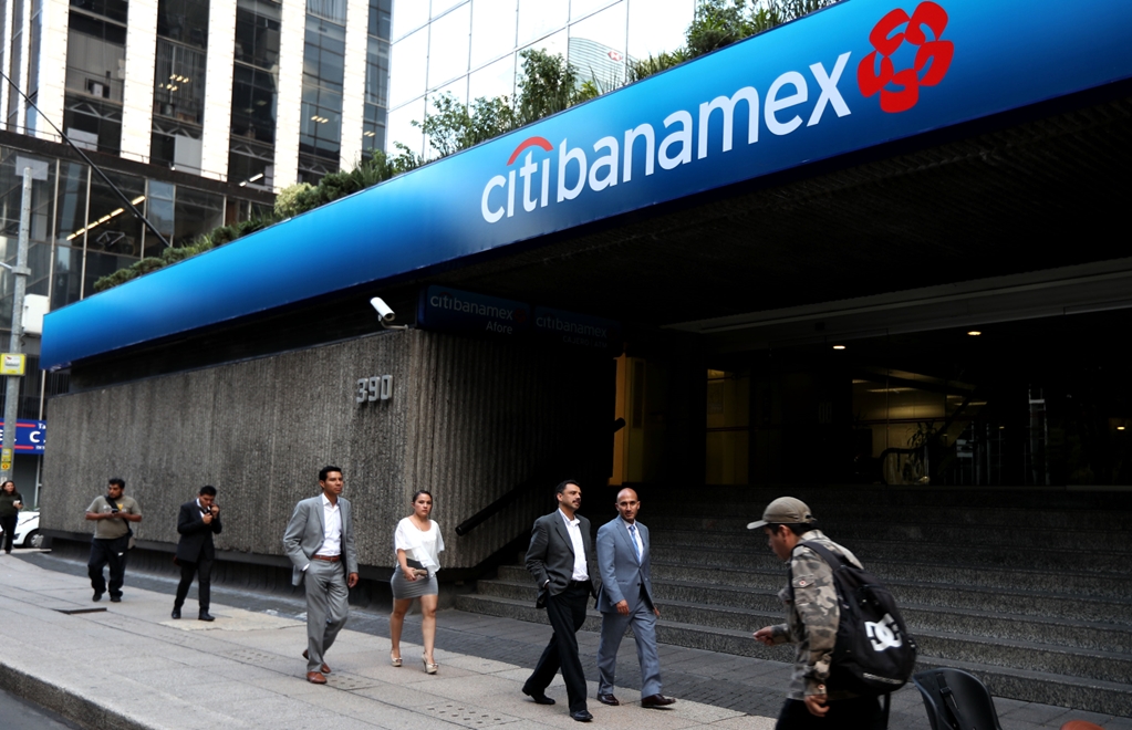 Quedan tres posibles compradores para la venta de Banamex