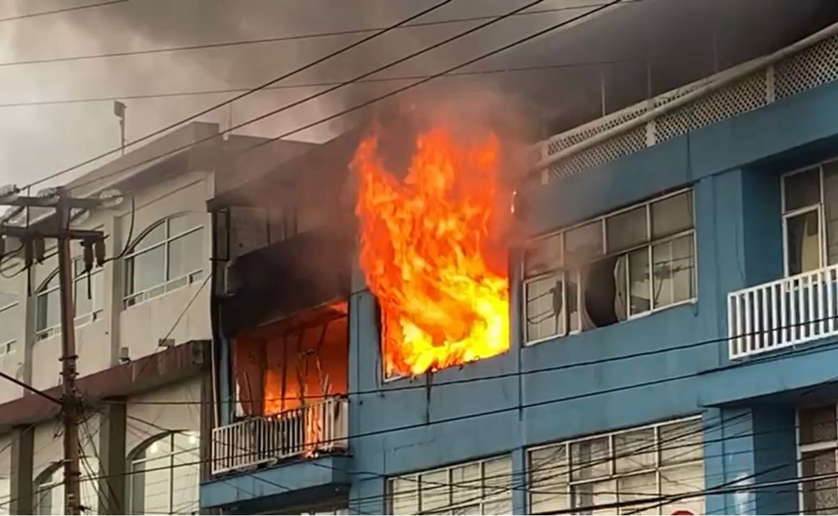 Incendio consume 2 viviendas en Ecatepec; no se reportan lesionados