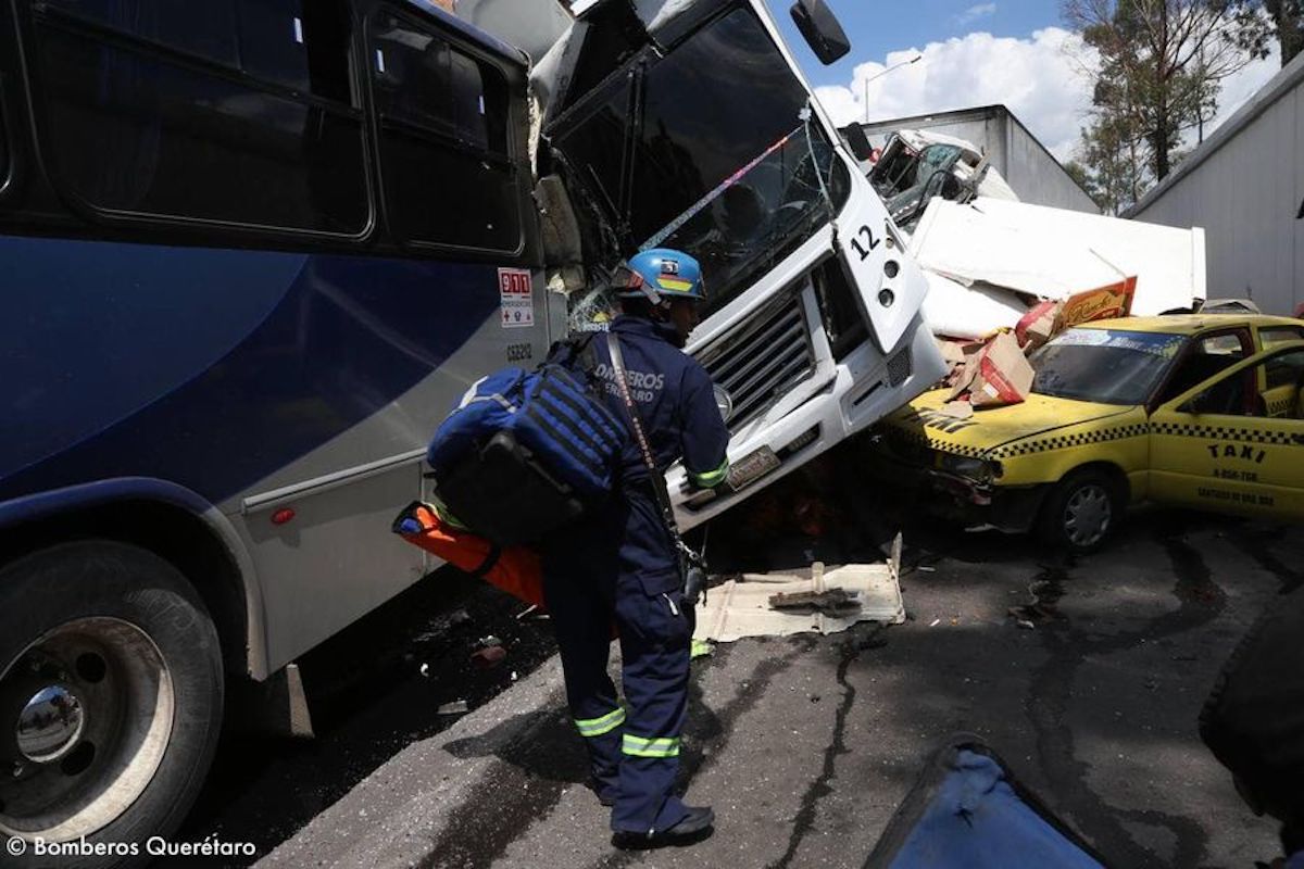 Tráiler se queda sin frenos en la México-Querétaro