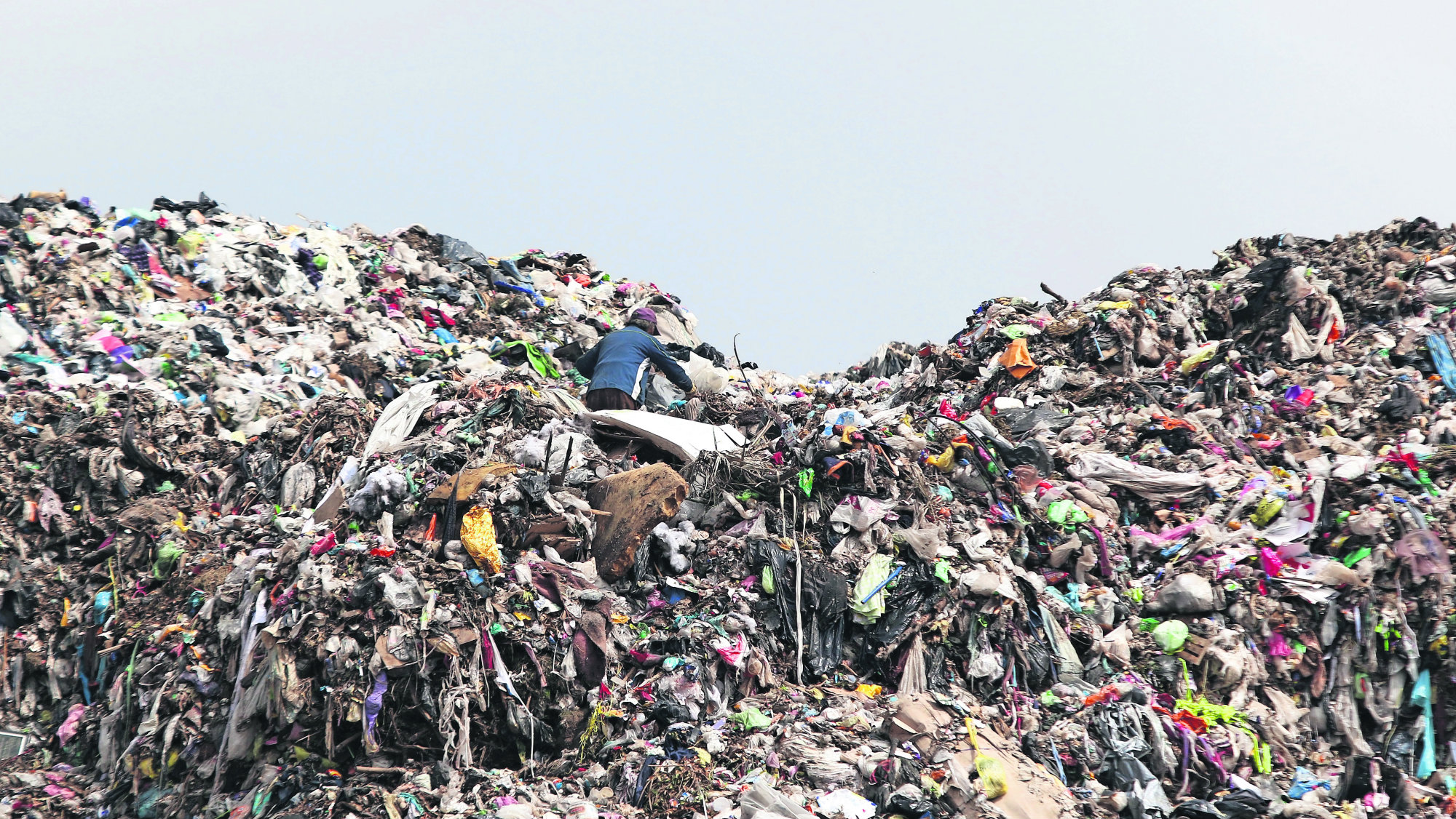 Deslizamiento de toneladas de basura en relleno sanitario de Tepatlaxco sepulta a cerca de 10 personas