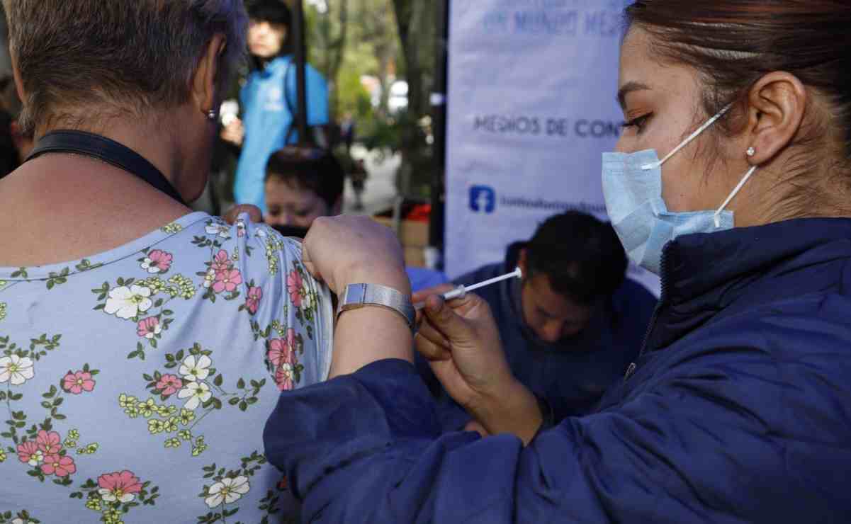 Vacunan contra la neumonía a adultos mayores de la Álvaro Obregón