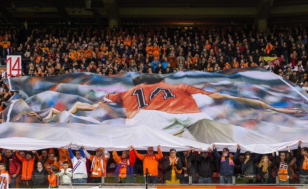 Holanda y Francia homenajean a Cruyff en amistoso