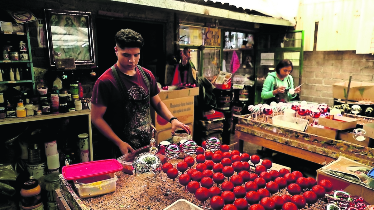 Esferas artesanales, una tradición familiar