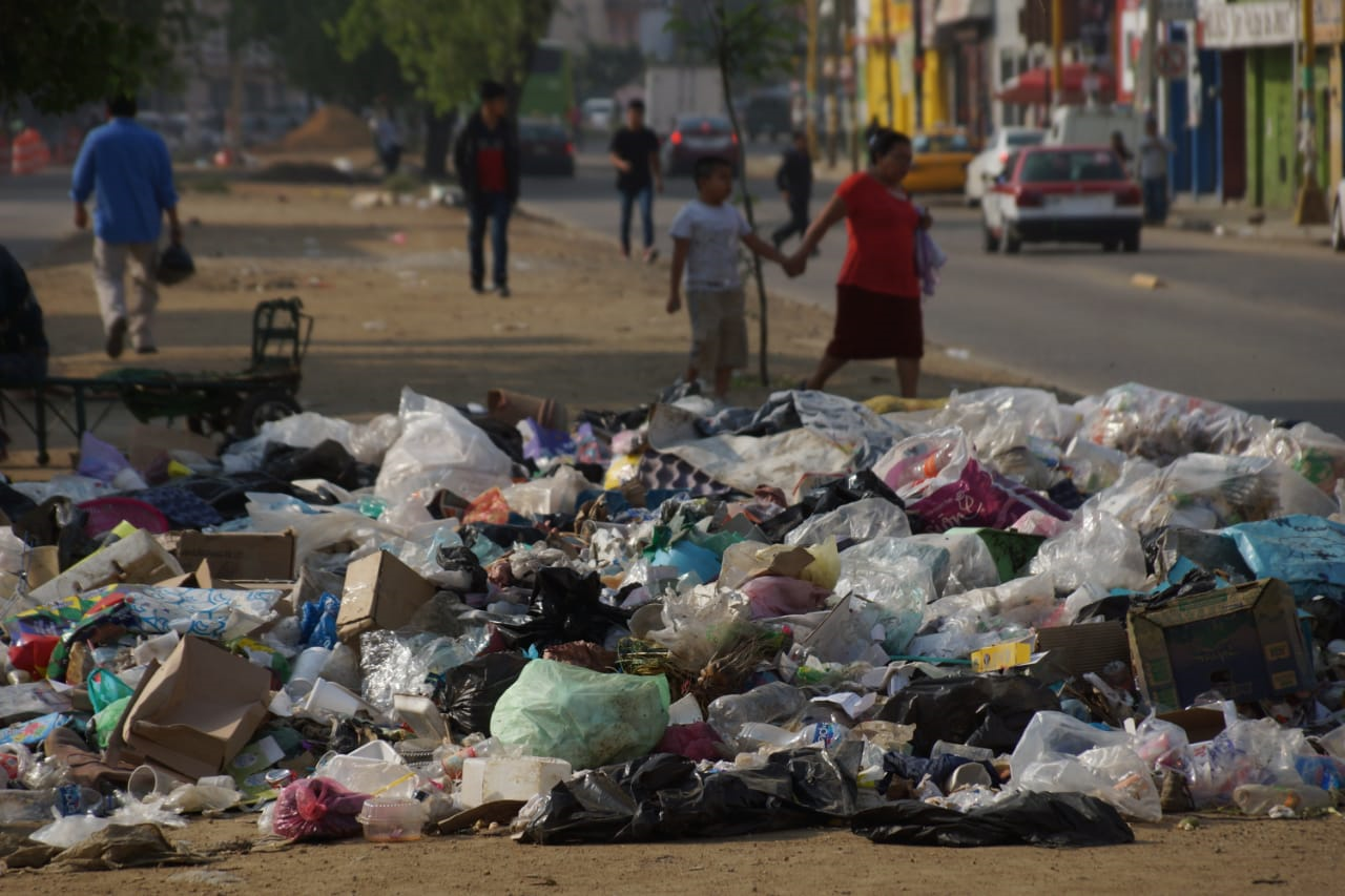 Paro de labores de sindicato de limpia llena de basura calles de Oaxaca