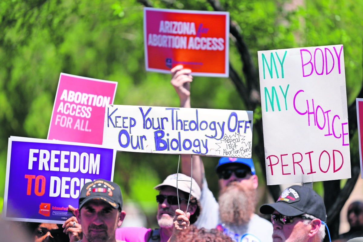 Gobernador Gavin Newsom firma ley que permite a médicos de Arizona viajar a California para practicar abortos a sus pacientes