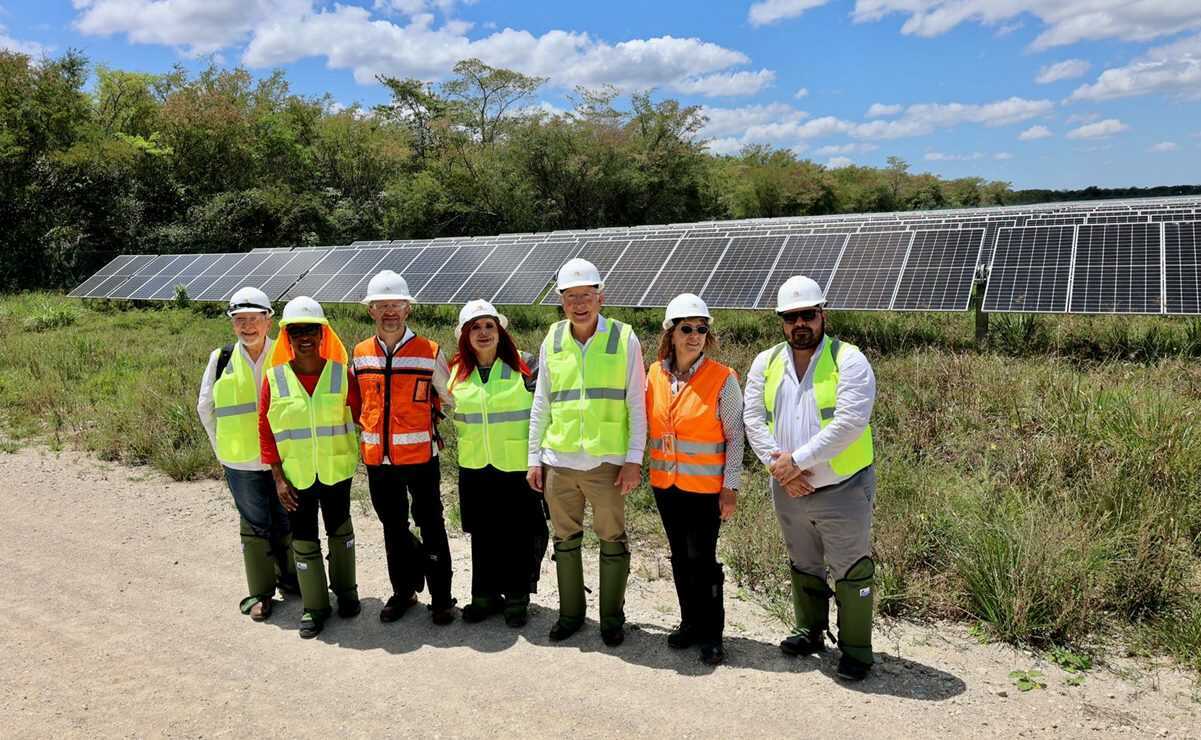 Ken Salazar reconoce planta solar en Campeche