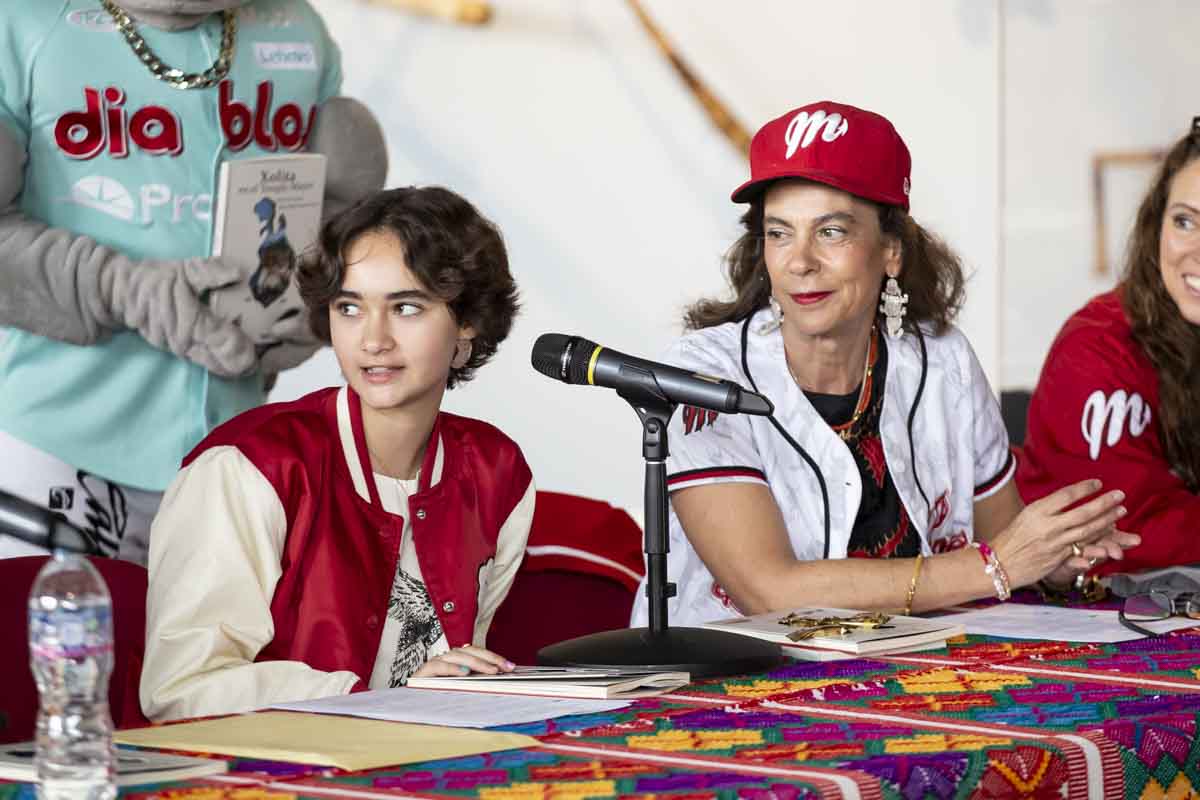  Mira Harp y María Isabel Grañén presentan su libro en el Estadio Alfredo Harp Helú