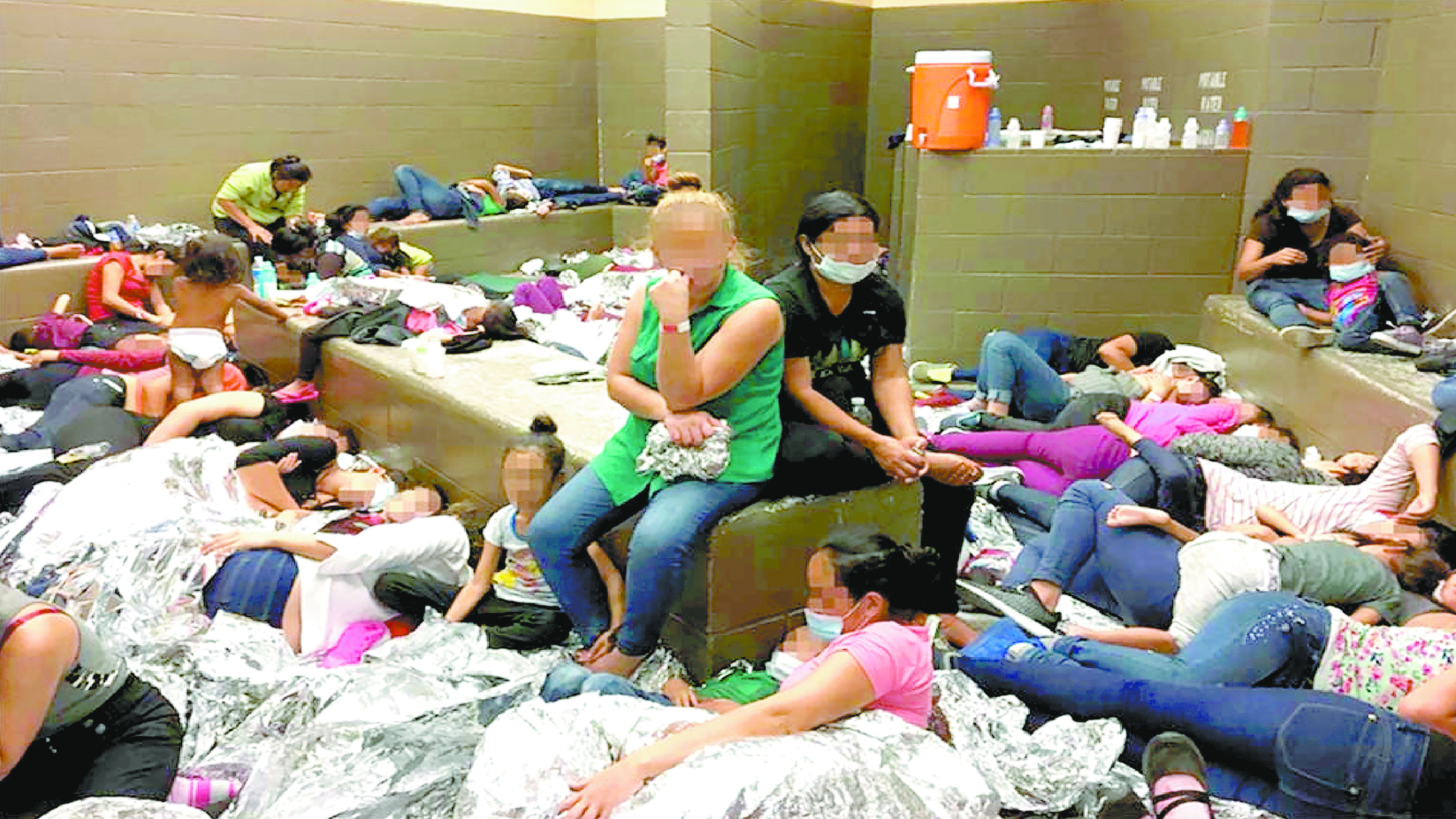 Revelan “infierno”: migrantes duermen unos sobre otros