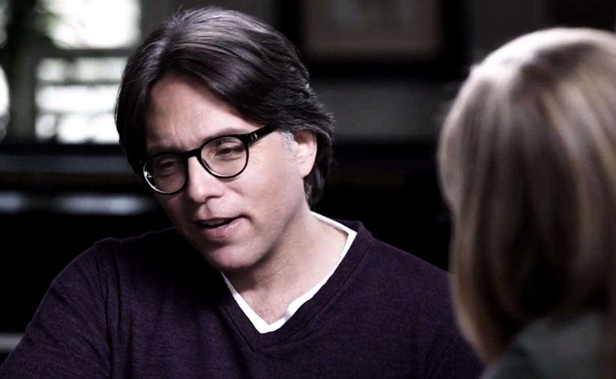 Buscan nuevo juicio para Keith Raniere, líder de la secta NXIVM; le "sembraron" pornografía infantil, afirma defensa