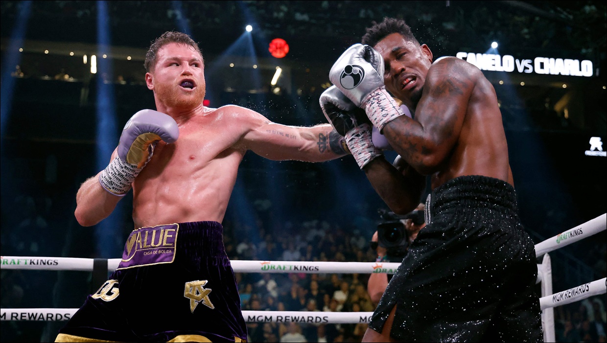 Canelo Álvarez vence a Jermell Charlo por decisión en Las Vegas 