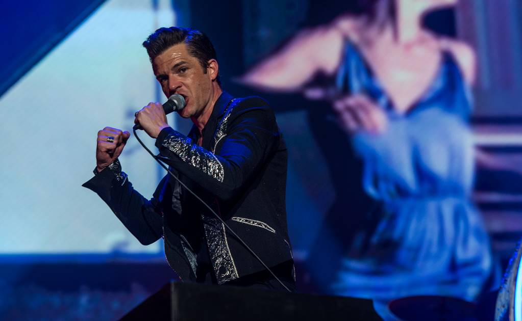 The Killers deleita a México y sube a fan al escenario