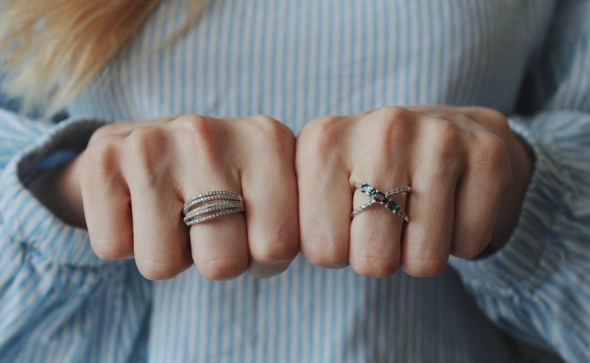 Cómo limpiar los anillos de plata para que no se pongan negros