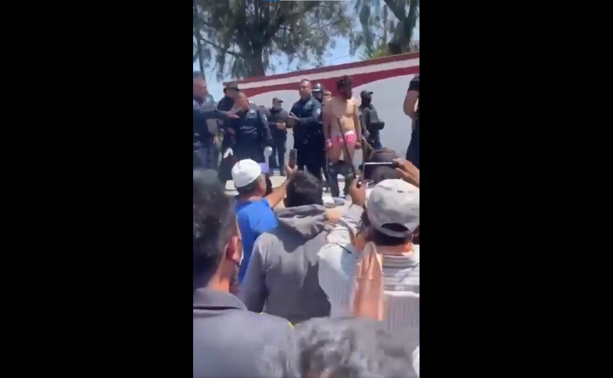 Pobladores de Tlaxiaca,Hidalgo desnudan y golpean a presuntos delincuentes