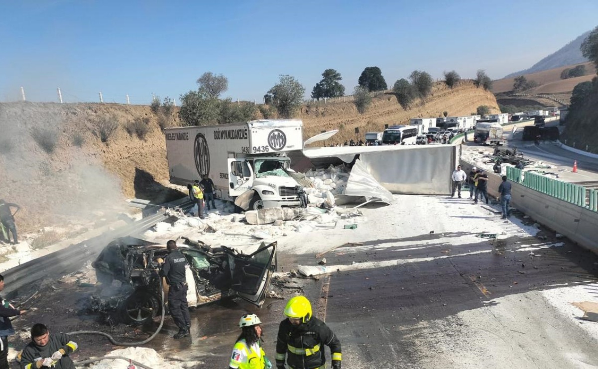 Cierran la autopista México-Puebla por aparatoso accidente de tráiler; hay una mujer muerta