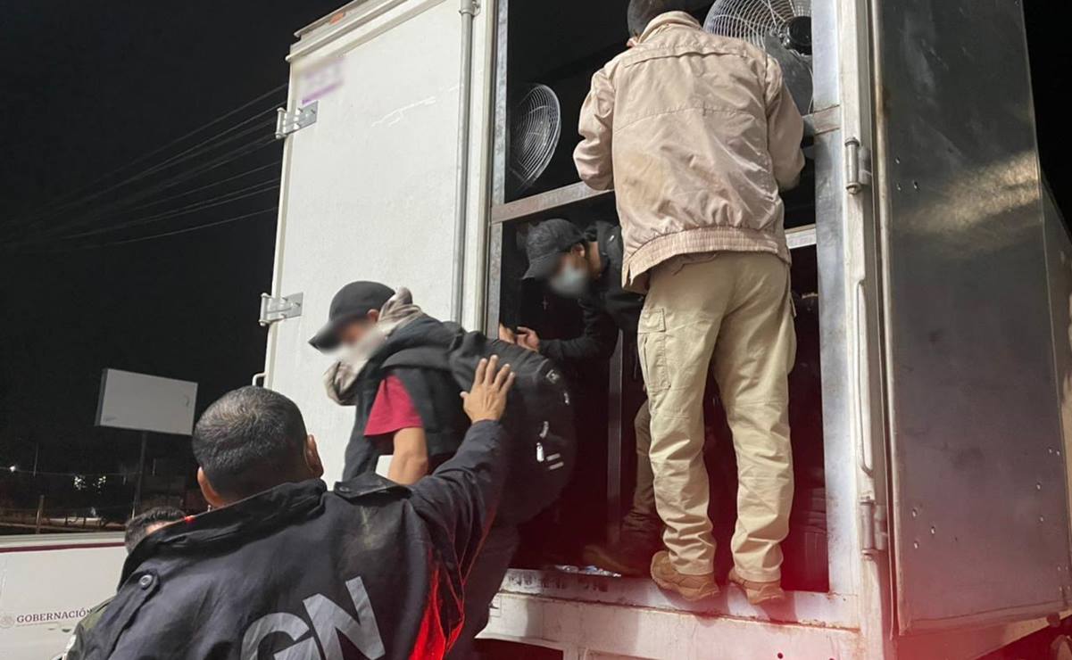 Rescatan a 235 migrantes que viajaban hacinados en camiones en Oaxaca y Veracruz