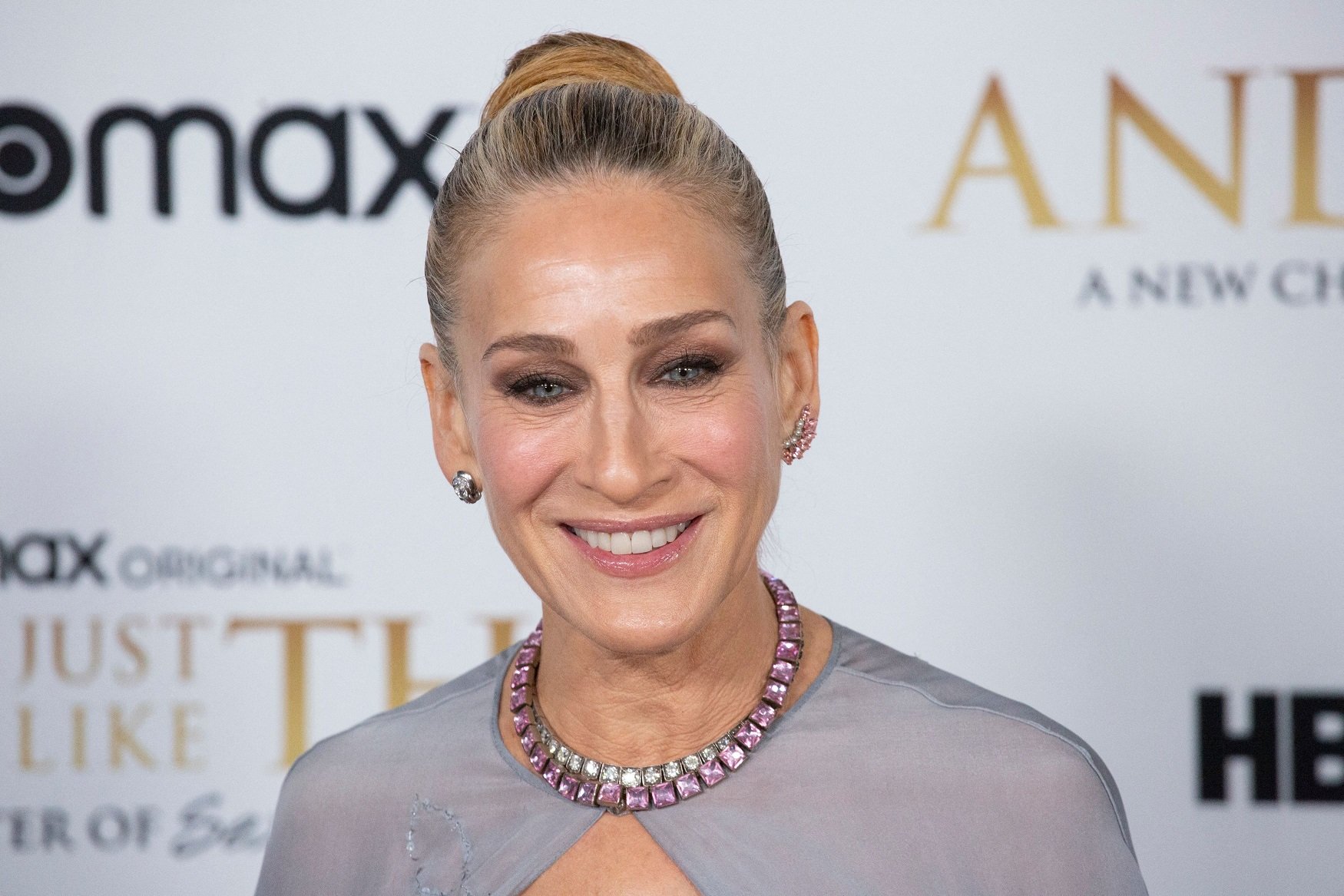 Sarah Jessica Parker trae de vuelta la falda de tul de Carrie en premiere de “And Just Like That”