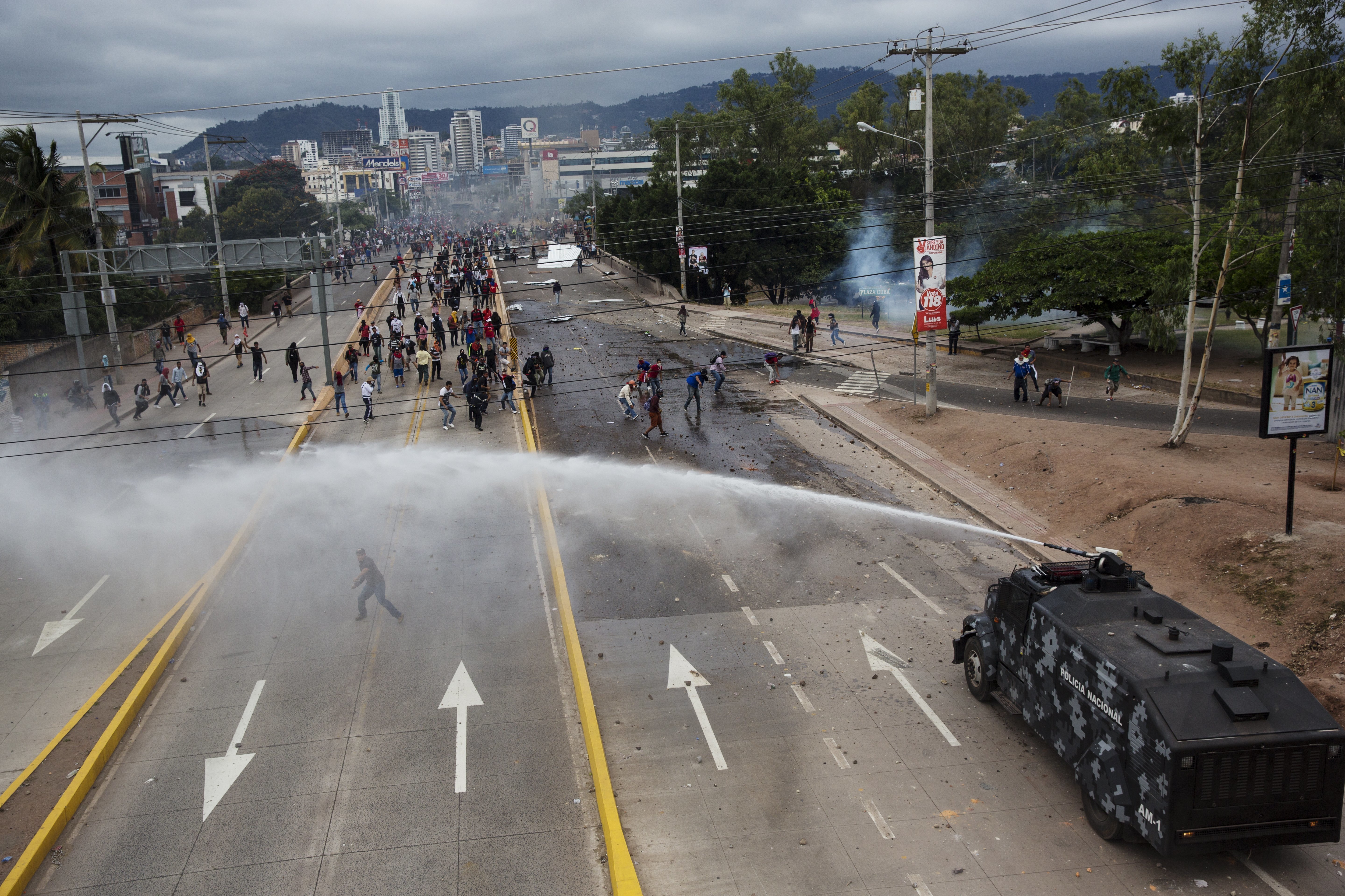 Reprimen en Honduras a opositores que reclaman triunfo de Nasralla