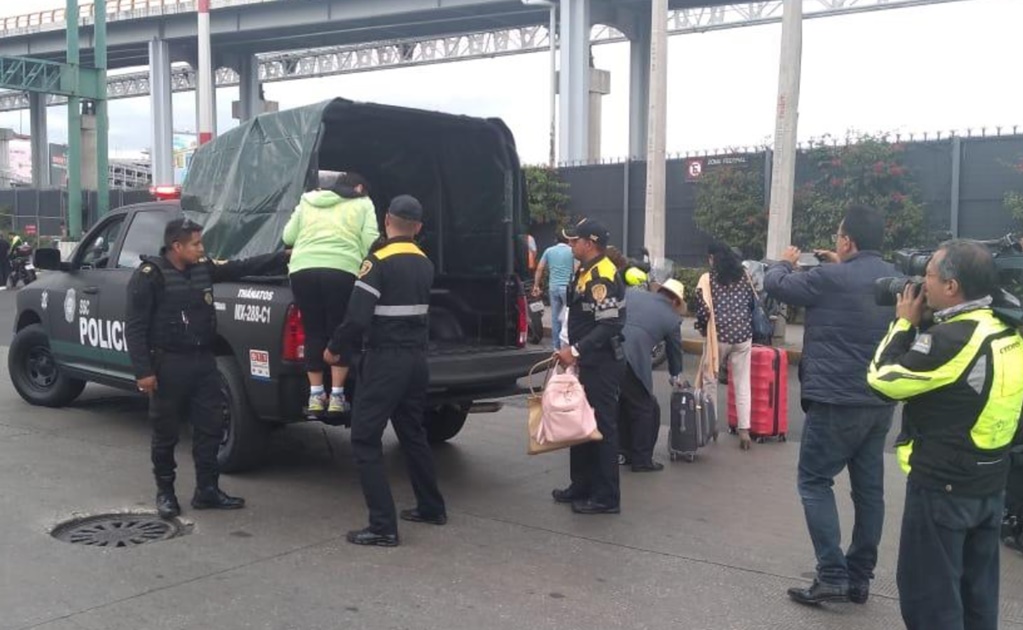 Policías dan "aventón" a pasajeros por bloqueo de federales en el AICM