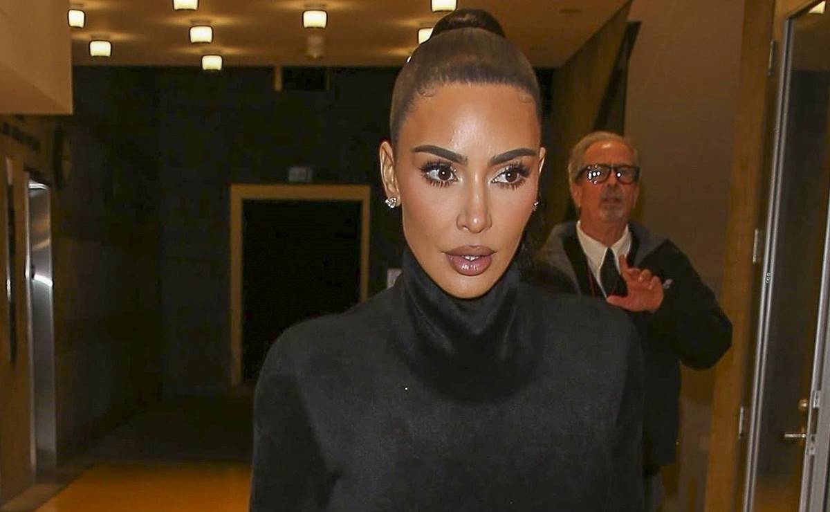 Kim Kardashian remarca sus “curvas de infarto” con vestido negro en museo de LA