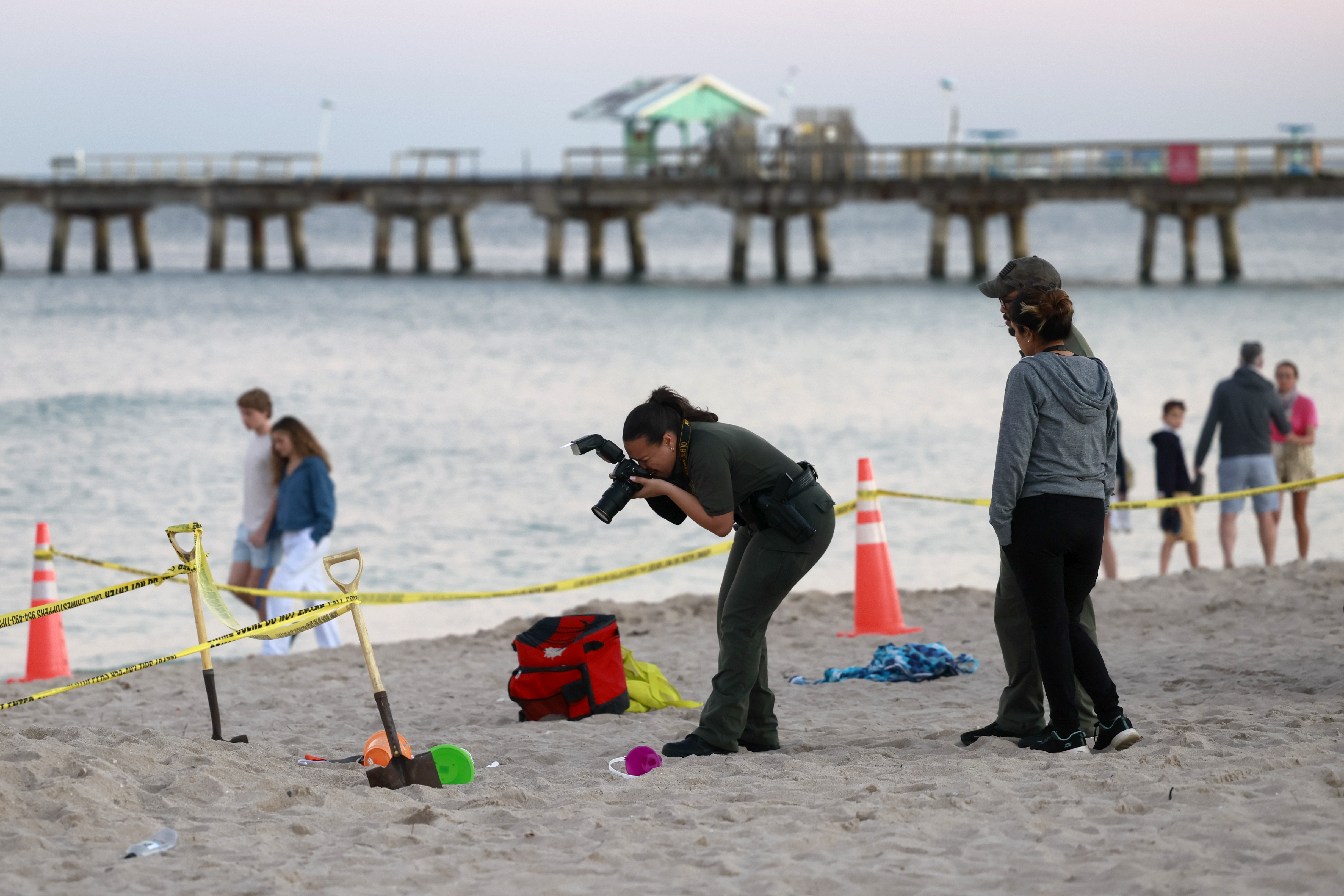 Muere niña de 7 años tras colapso de agujero que cavó en una playa de Florida