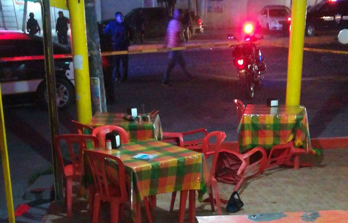 Hombres armados matan a dos en asalto a taquería de Guadalajara