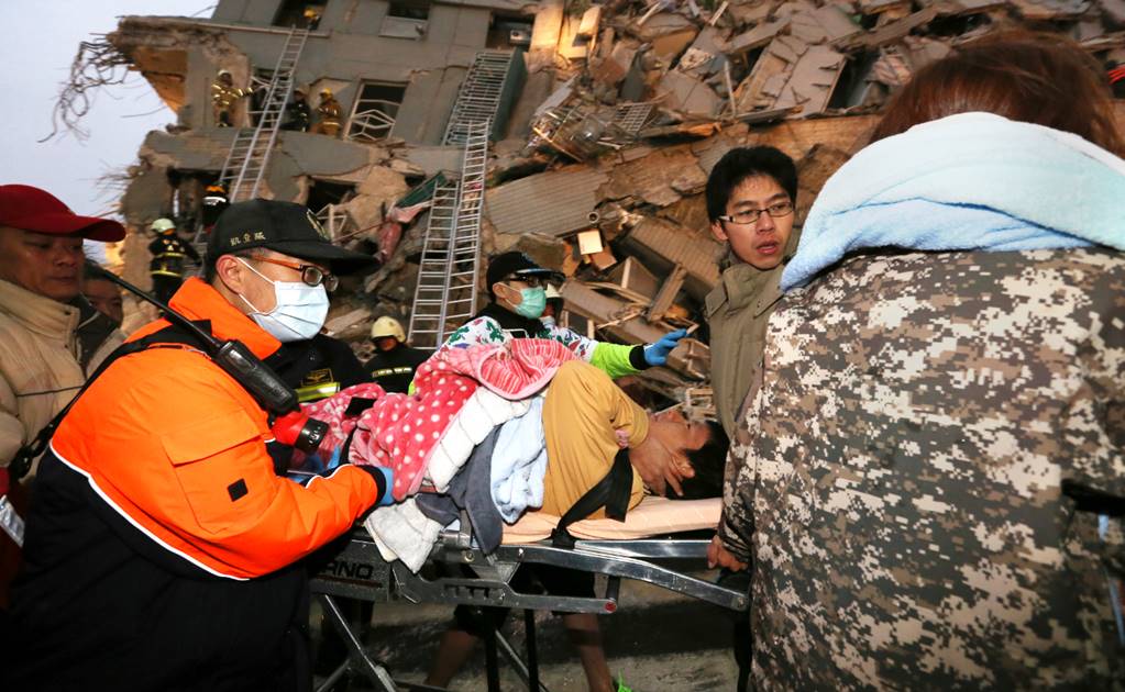 Tres muertos y más de 100 heridos tras sismo en Taiwán