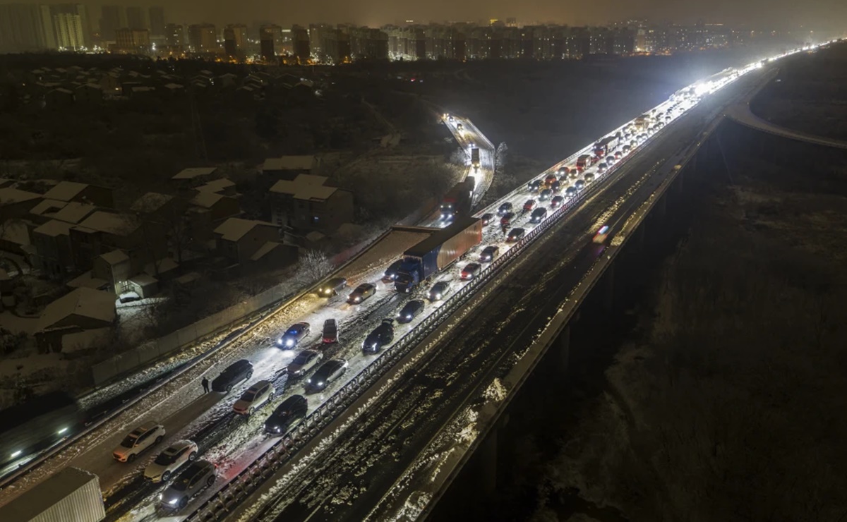 Nieve deja varados a miles de autos en China en vísperas del Año Nuevo Lunar