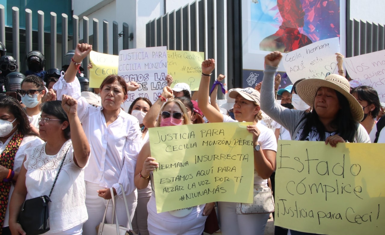 Por el asesinato de Cecilia Monzón, colectivos exigen justicia afuera de la Fiscalía de Puebla 