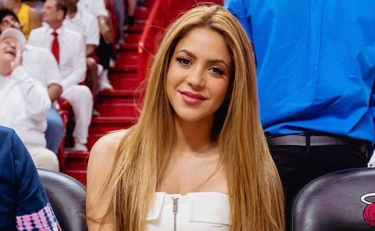 Shakira viste cómodos pants con increíble body de transparencias