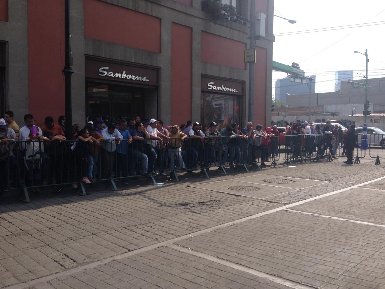 Personas llegan al Palacio Minería en espera de los candidatos presidenciales