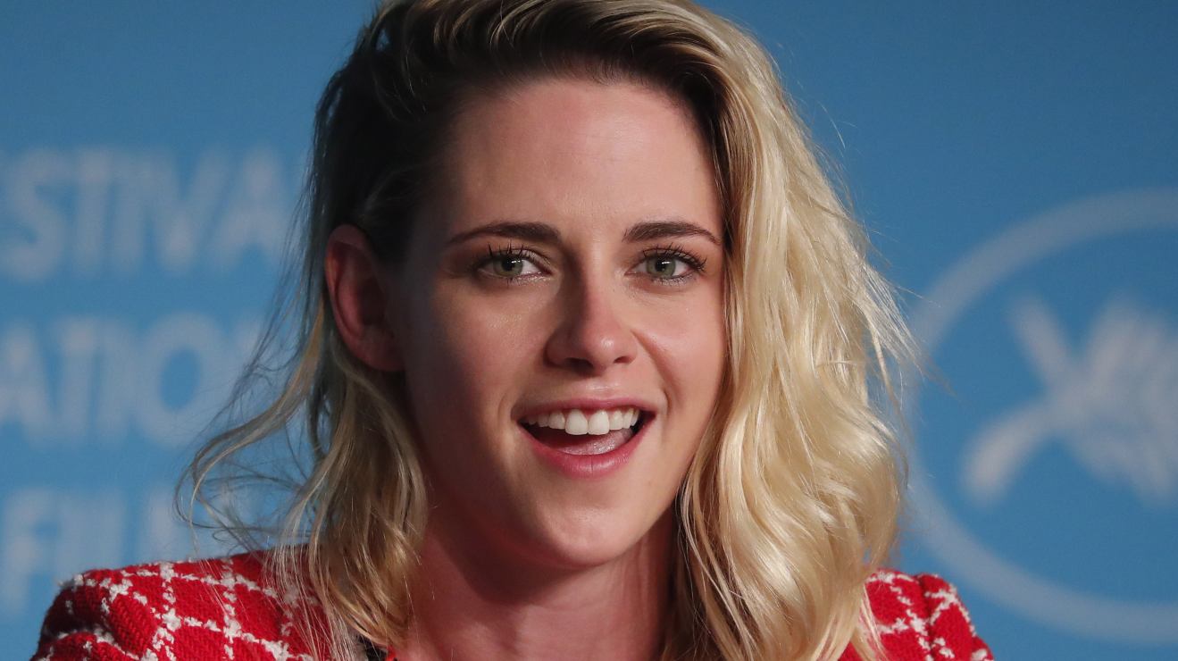 Kristen Stewart luce un jumpsuit de Chanel y rompe su propia regla: ¡sonrió!