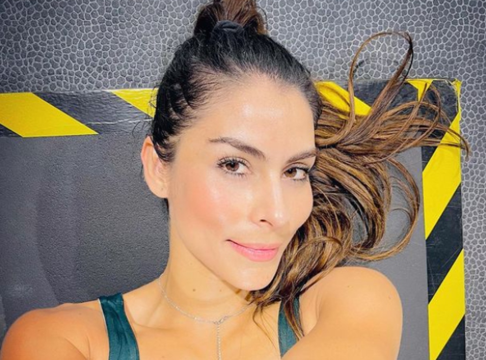 María León muestra su súper tonificado cuerpo en mini bikini