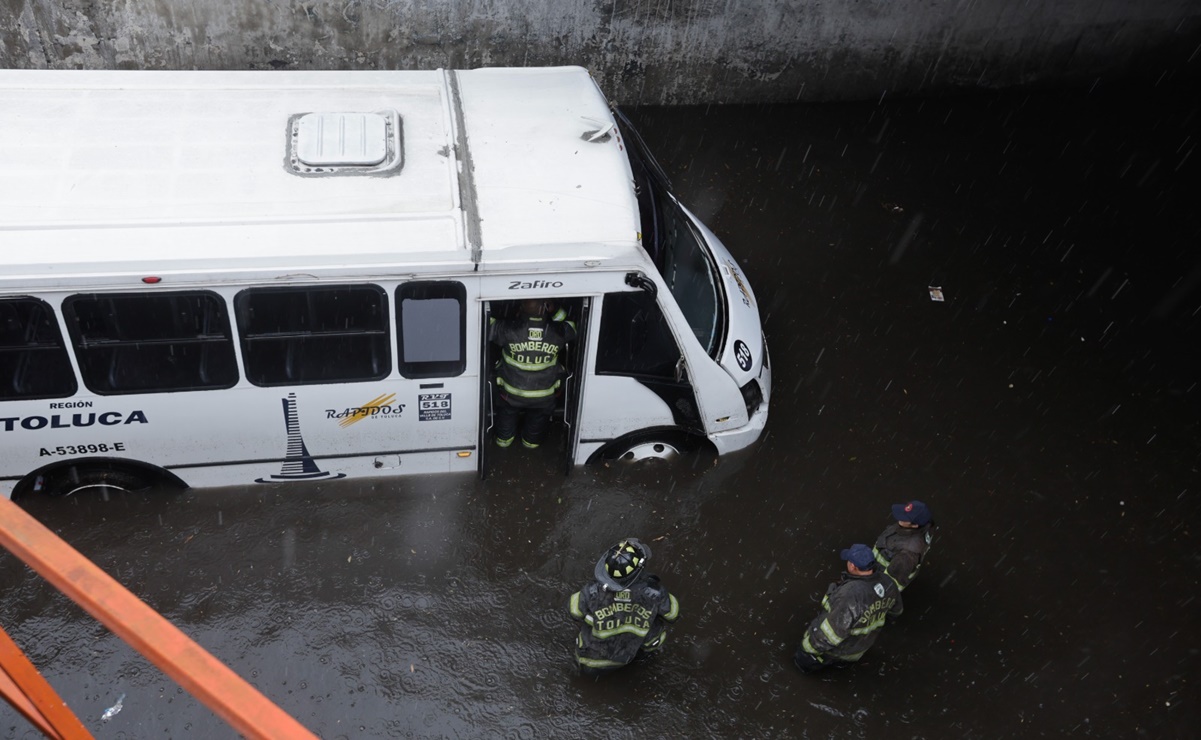 A causa de la lluvias, autobús de pasajeros en Toluca queda atrapado en la ruta del Tren Interurbano