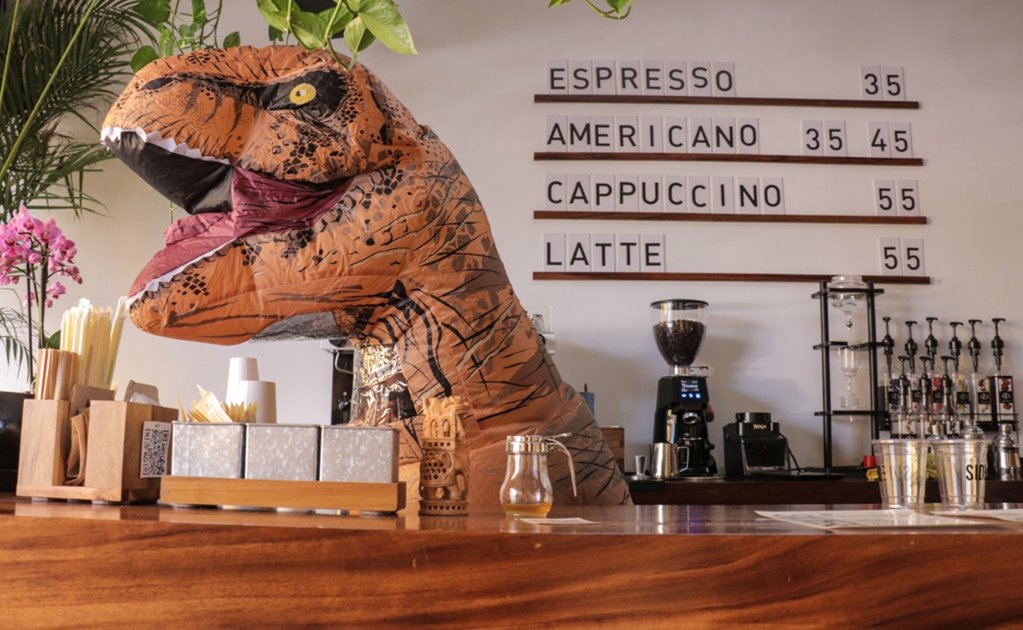 El "dinosaurio" que la hace de barista en café del Centro de SLP